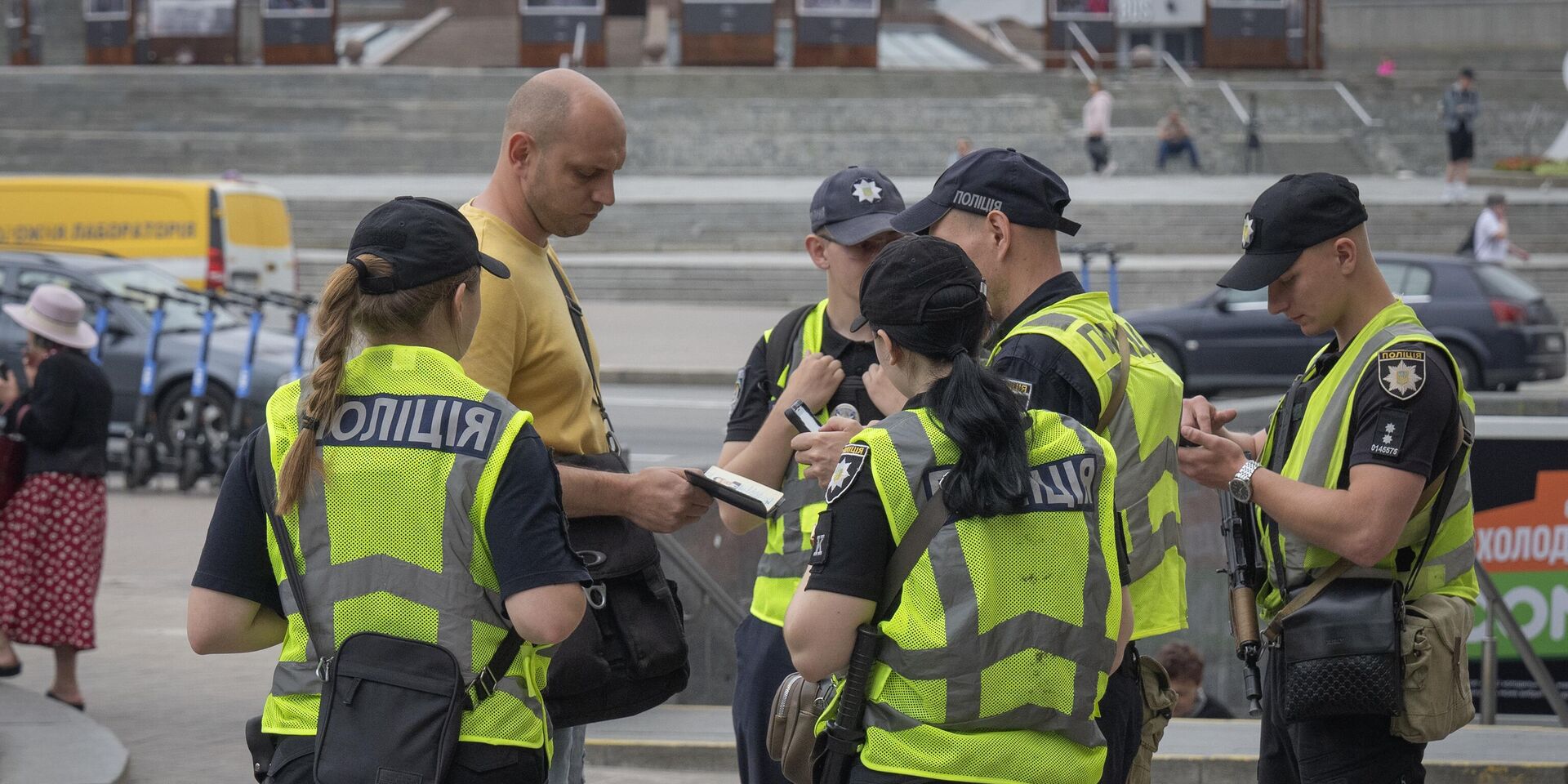 Сотрудники украинской полиции проверяют документы у мужчины, разыскивая тех, кто уклоняется от мобилизации - ИноСМИ, 1920, 26.09.2025
