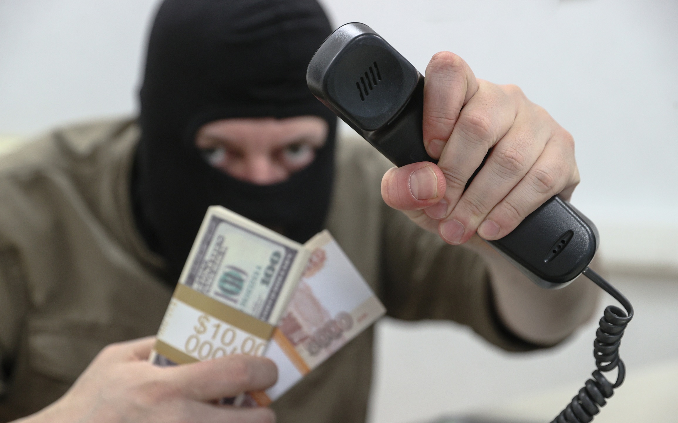 В Красноярском крае мужчина отдал мошенникам все сбережения и продал авто