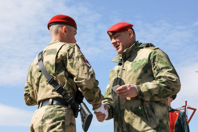 Первый заместитель директора Росгвардии генерал-полковник Юрий Яшин проверил готовность парадного расчета