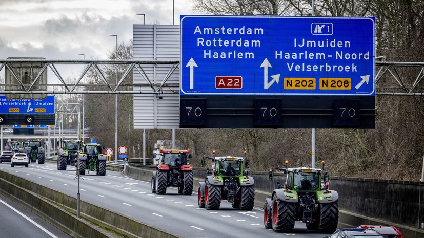Фермеры на тракторах прибыли на акцию протеста в нидерландский Харлем