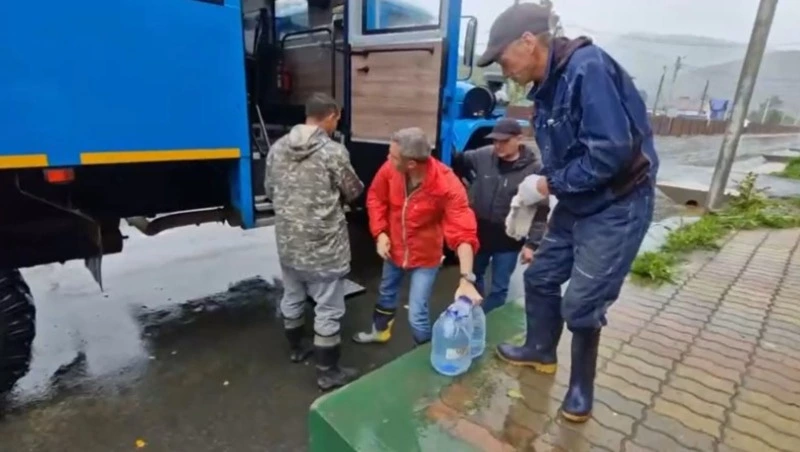 В пострадавшее от наводнения село Колхозное на Сахалине доставили газовые плиты, воду и хлеб