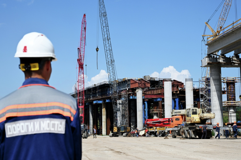 Строительство моста через реку Каму