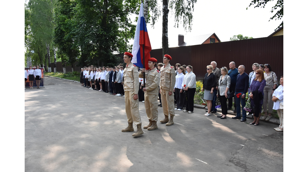В Дятьково увековечили память героя СВО Ивана Новикова