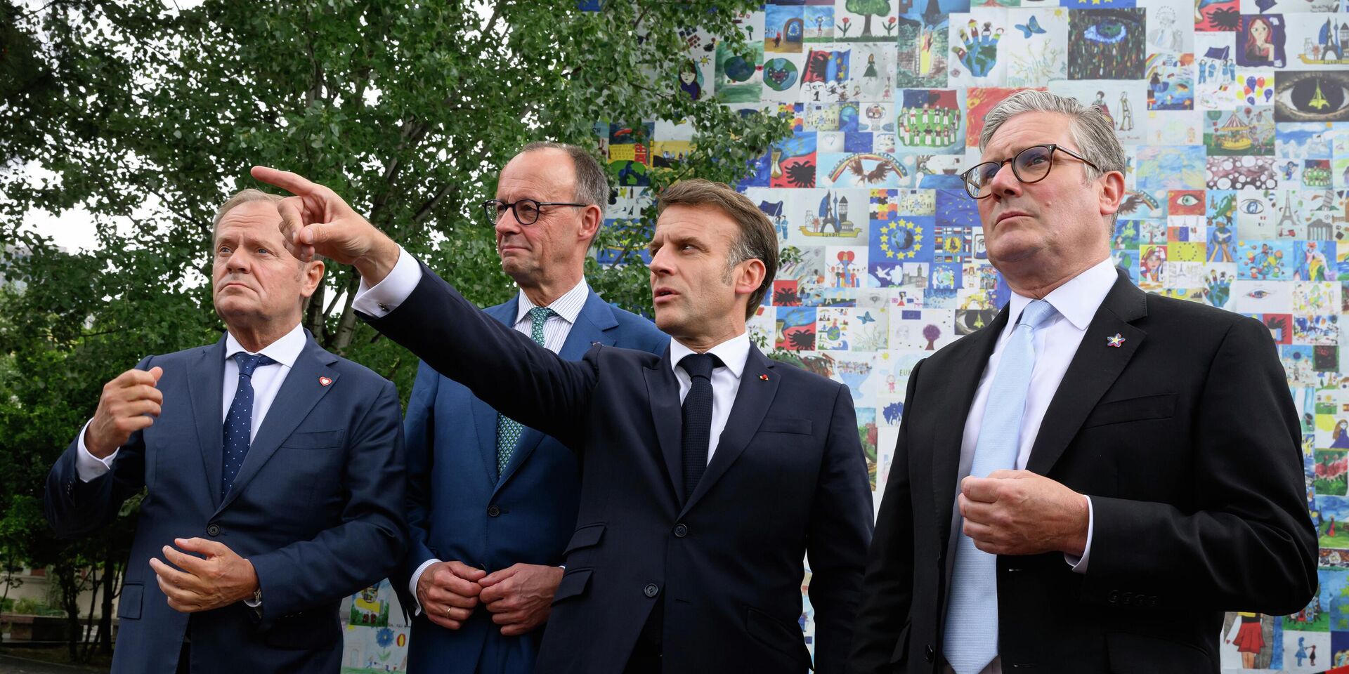 Слева направо премьер-министр Польши Дональд Туск, канцлер Германии Фридрих Мерц, президент Франции Эммануэль Макрон и премьер-министр Великобритании Кир Стармер - ИноСМИ, 1920, 05.12.2025