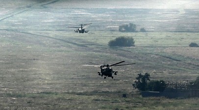Российские вертолёты во время боевого вылета в зоне СВО