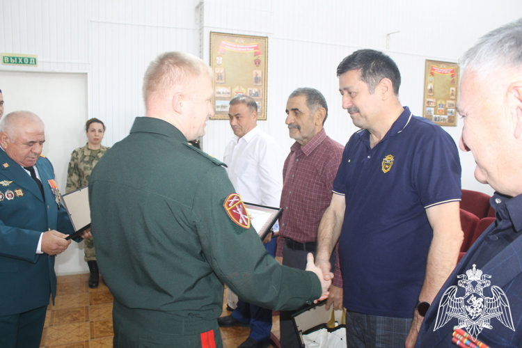 Командир махачкалинского соединения Росгвардии поздравил ветеранов службы с праздником
