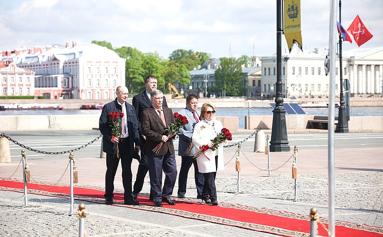 Возложение цветов к памятнику Петру I на Сенатской площади