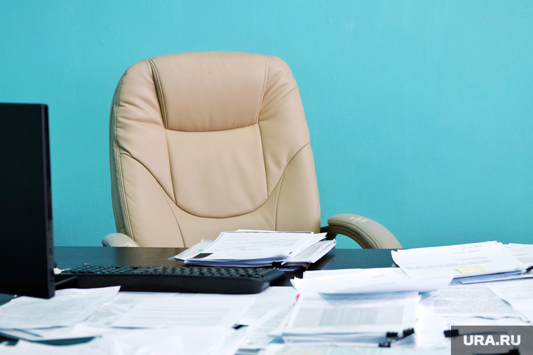 Согласительная комиссия с представителем власти города и «Водного Союза». Курган , отставка, пустое кресло, рабочий стол, документы на столе