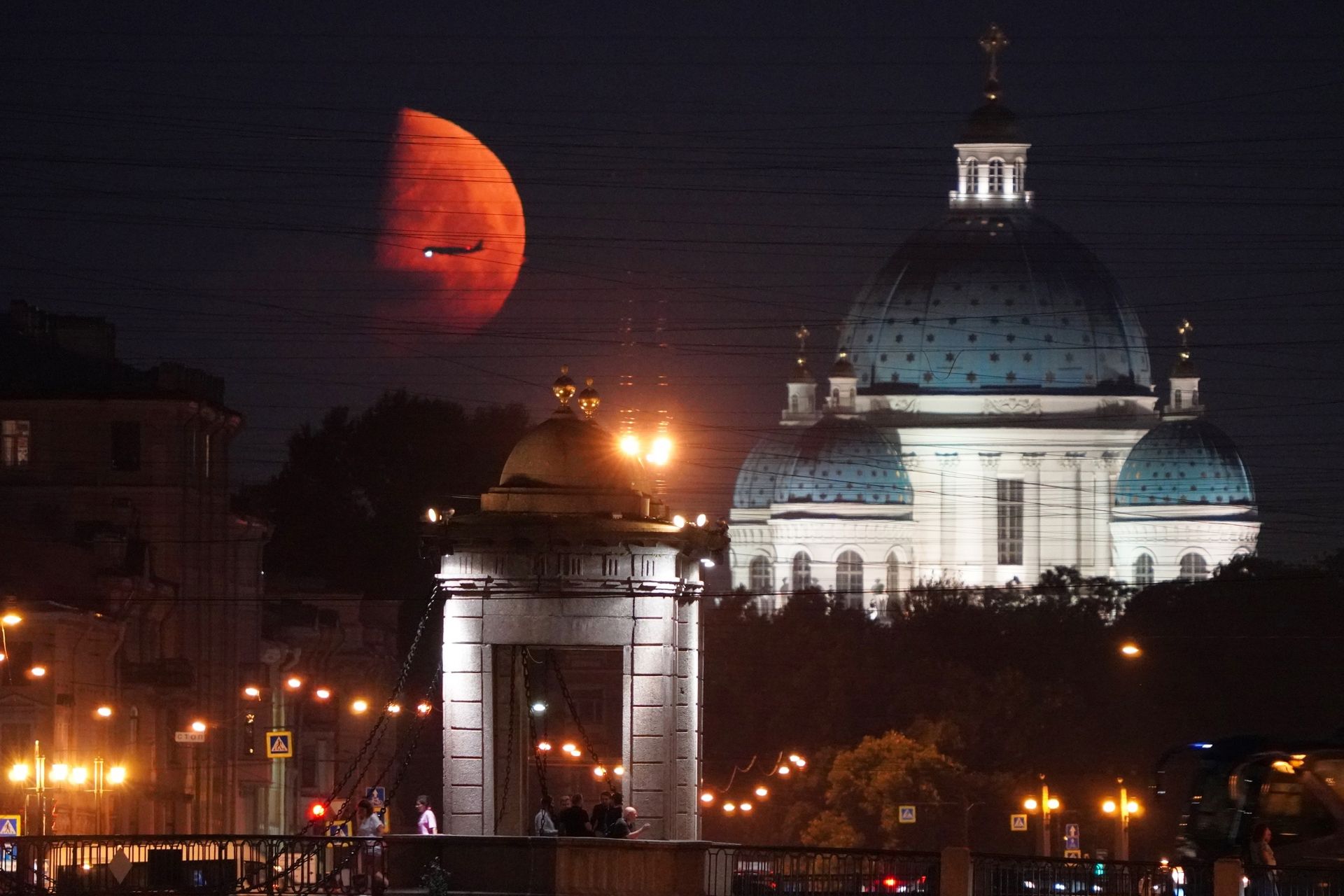 Луна спб 2024. Красная Луна Петербург. Огромная Луна над Питером. Луна в Питере. Луна над городом.