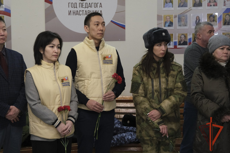 Накануне Дня защитника Отечества в Горно-Алтайске установили мемориальную доску росгвардейцу, погибшему в ходе специальной военной операции