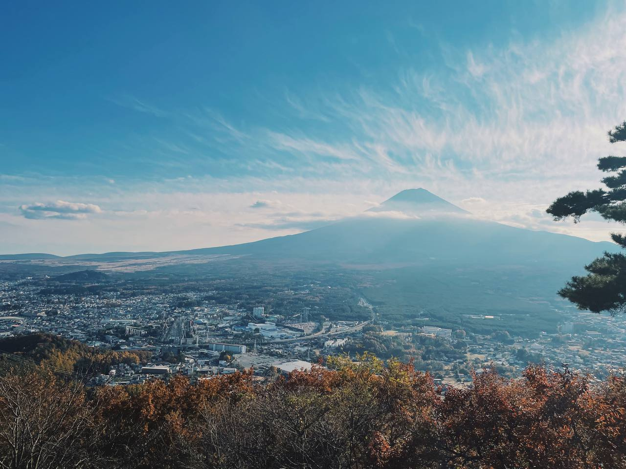Вид на гору Фудзи и парк развлечений Fuji-Q со смотровой площадки, на которую можно попасть по канатной дороге