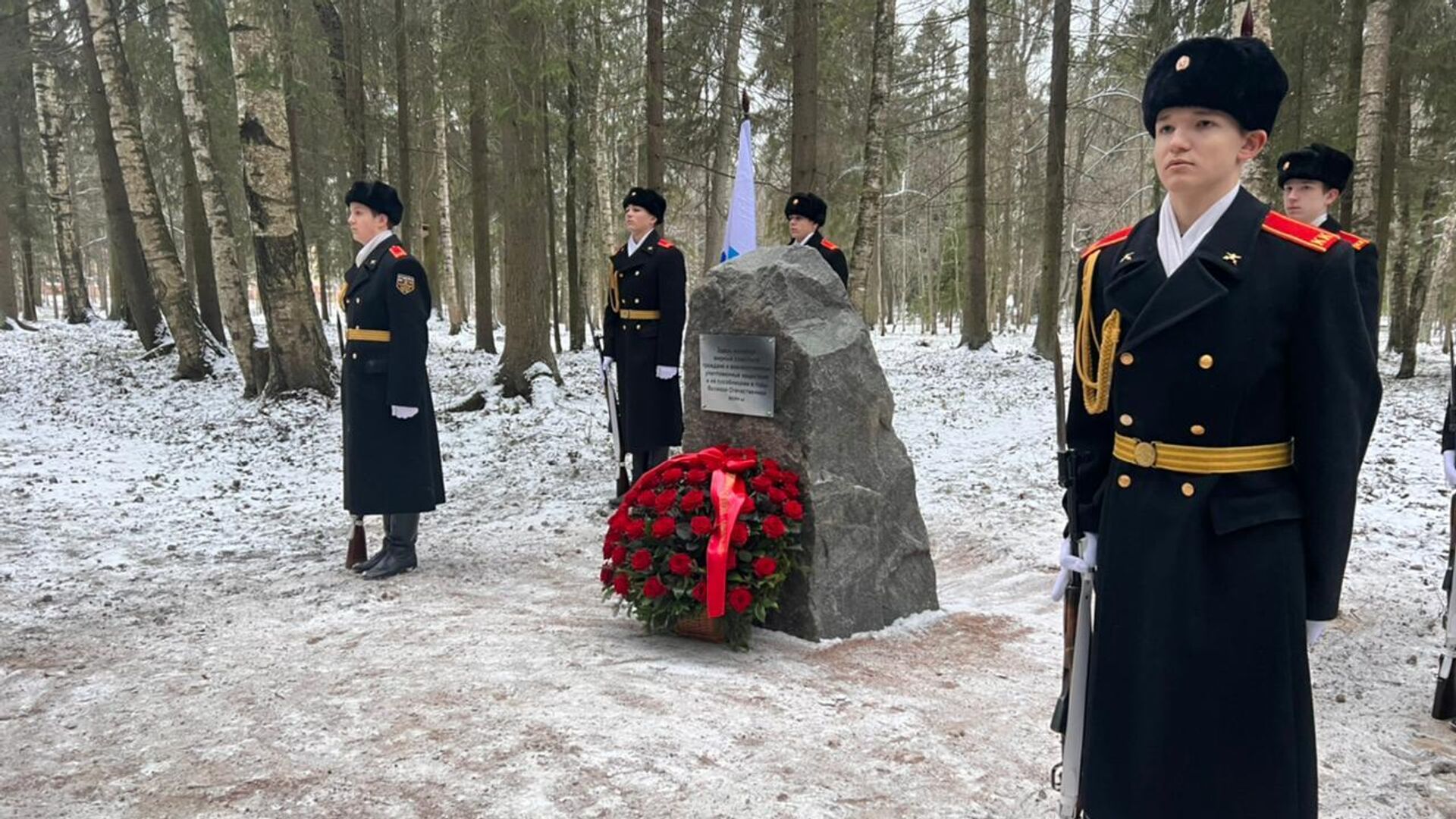 Монумент под гатчиной. Мемориал в Гатчине. Мемориал жертвам фашизма Гатчина. В Гатчине открыли мемориал.