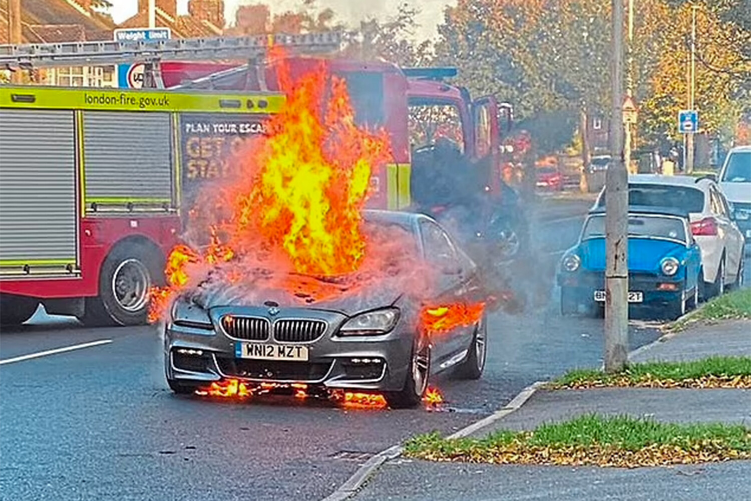 горит автомобиль