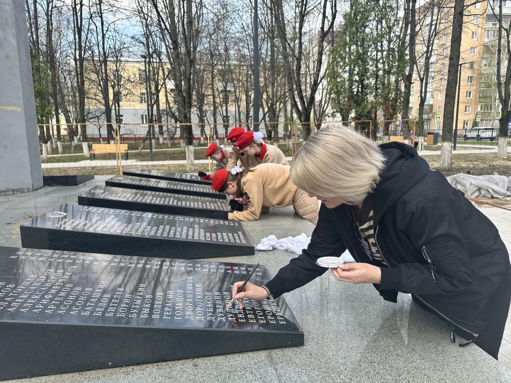 Юнармейцы обновили краску на памятнике Великой Отечественной войны