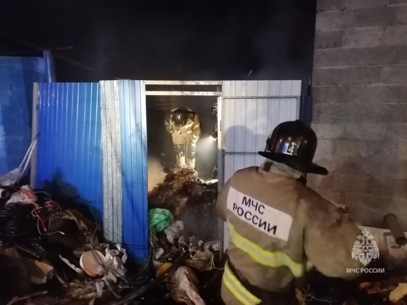 Сотрудники МЧС России ликвидировали пожар в частном жилом секторе