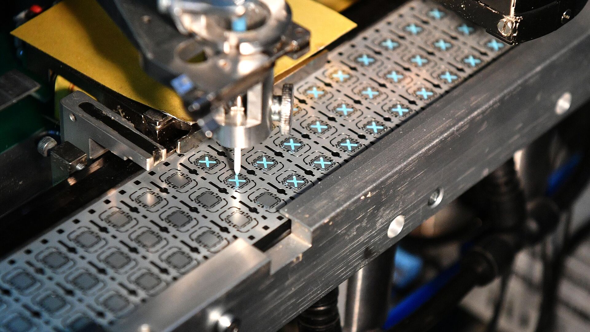 Производство микроэлектроники на заводе Микрон - Sputnik Узбекистан, 1920, 03.03.2025