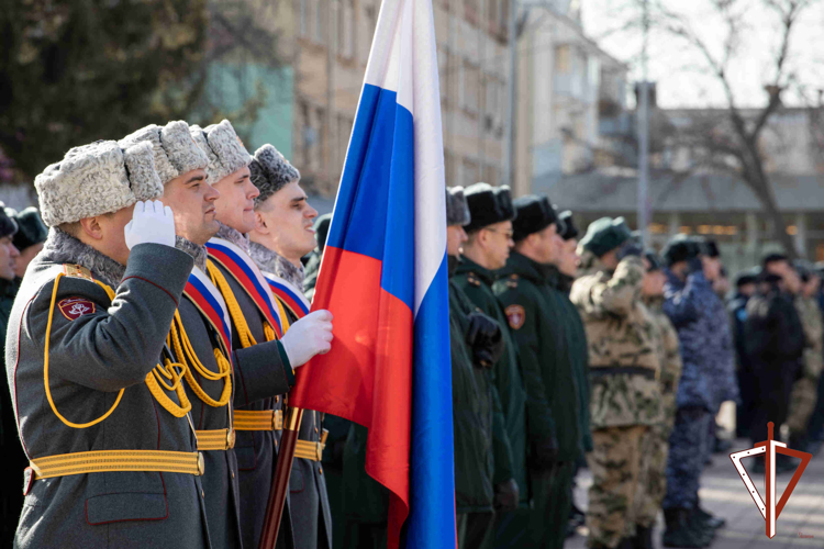 В День войск национальной гвардии сотрудники и военнослужащие ведомства возложили цветы к мемориалу «Черный тюльпан» в Екатеринбурге