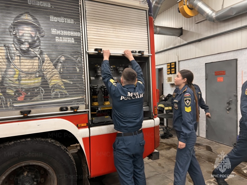 Будущие специалисты пожарной безопасности проходят практику в боевых частях столичного главка МЧС России