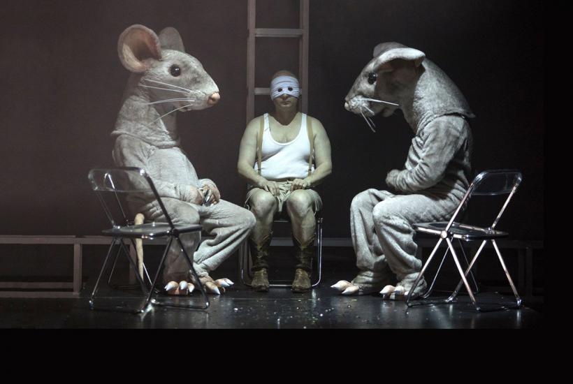 Сцена из спектакля театра Модерн Цветы для Элджернона. 30 лет спустя