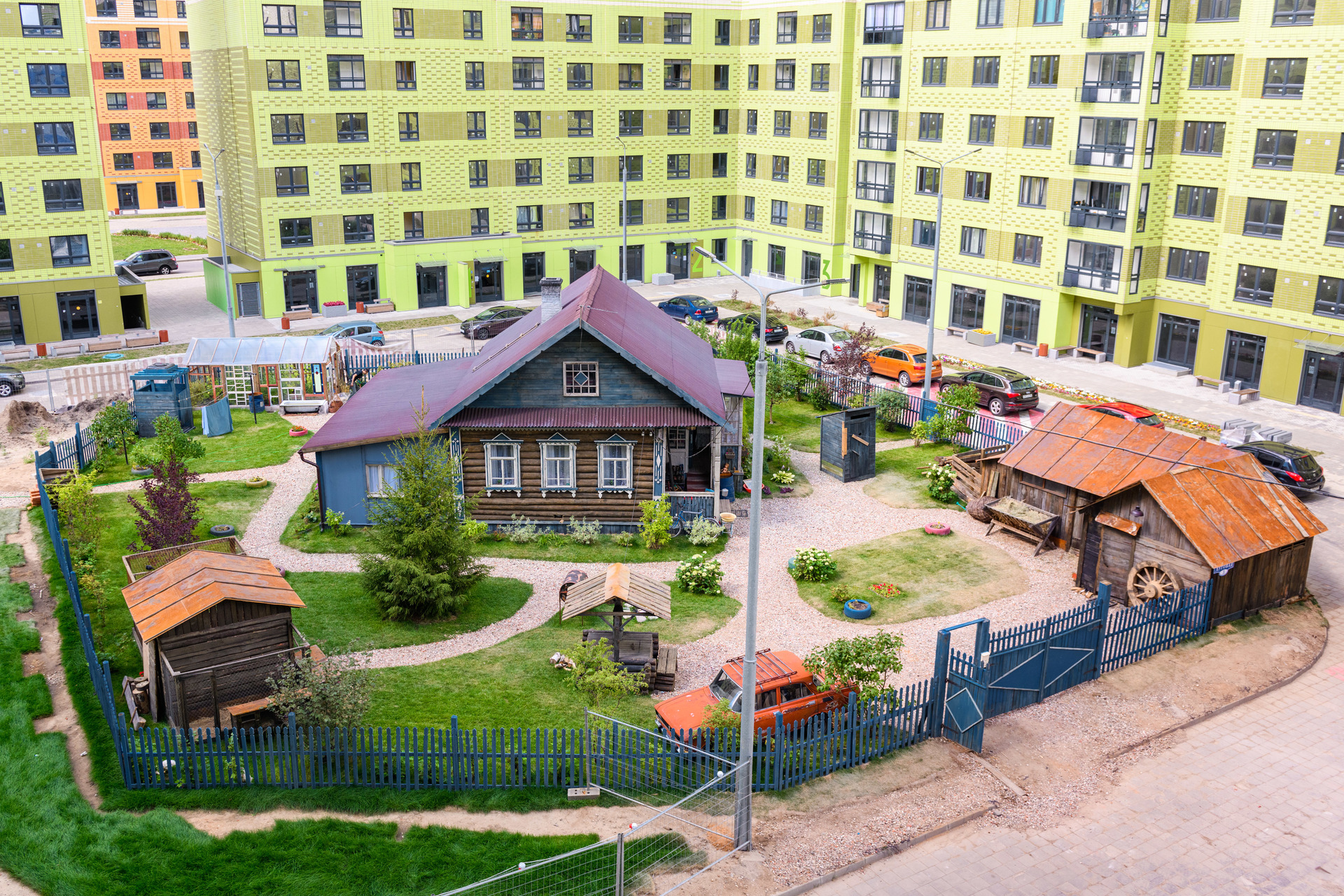 Частный дом во дворе многоэтажки