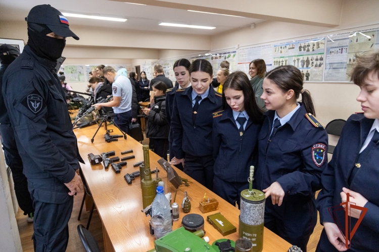 В подразделениях Росгвардии по Хакасии прошли дни открытых дверей для подрастающего поколения