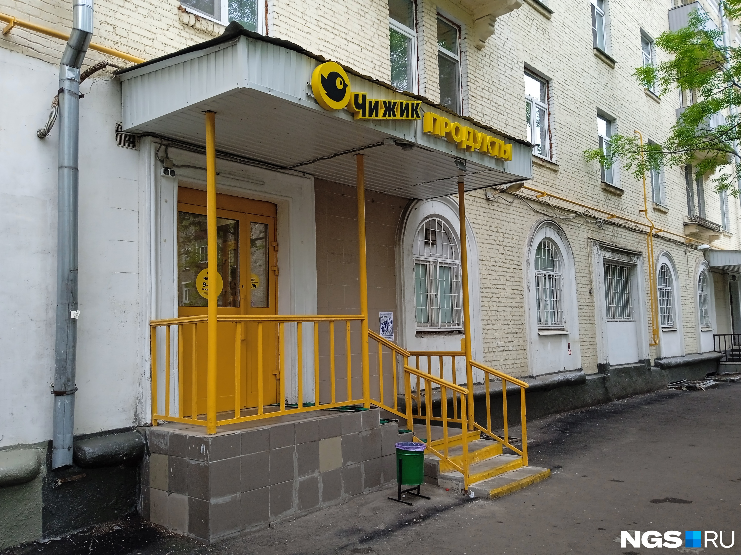 «Чижик» на первом этаже жилого дома в Москве