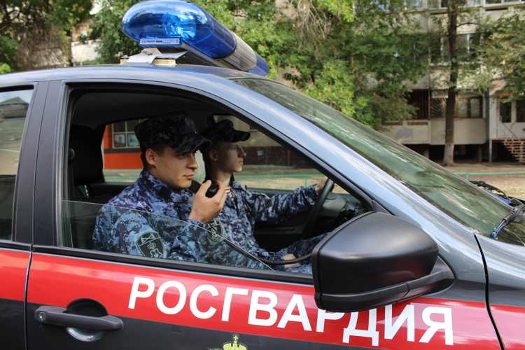 В Саратове сотрудники Росгвардии задержали подозреваемого в краже из магазина косметики и парфюмерии