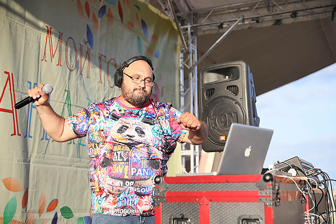 Музыкально-танцевальную программу фестиваля, во время которой звучали песни в исполнении вокалистов Анастасии Кашурниковой и Ольги Сороченко, вёл гость из Москвы DJ Босс – наш земляк Виталий Ярыгин. 