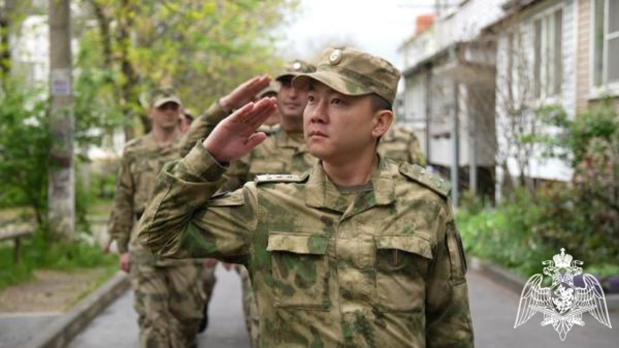 Росгвардейцы поучаствовали во всероссийской акции «Парад у дома ветерана» в Кабардино-Балкарии