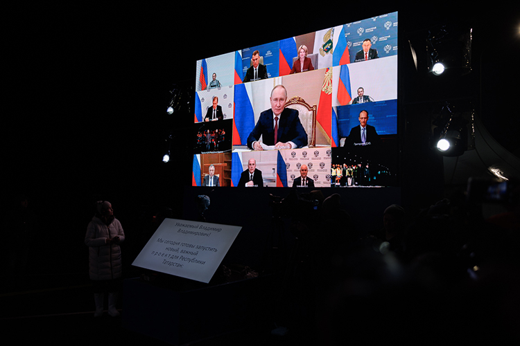 Запуск дороги стал одним из красивых «бантиков» к совещанию главы государства с правительством. Путин поздравил всех причастных с наступающими профессиональными праздниками — Днем работников дорожного хозяйства и Днем работника автомобильного и городского пассажирского транспорта