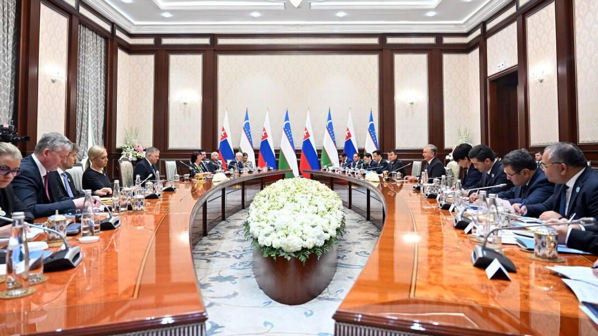 Состоялись переговоры президента Республики Узбекистан Шавката Мирзиёева и премьер-министра Словацкой Республики Роберта Фицо. - Sputnik Узбекистан, 1920, 09.06.2025