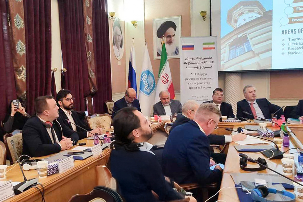 Виктор Барсков и Мехди Басати Панах на сессии «Точные и естественно-технические науки, сельское хозяйство» 