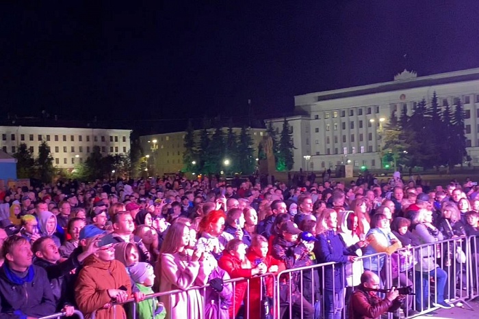 День города киров 2024 какого. Театральная площадь Киров 2022. Фестиваль в Кирове. Парад Киров 2024 на театральной площади. Музыкальный фестиваль Киров Театральная площадь