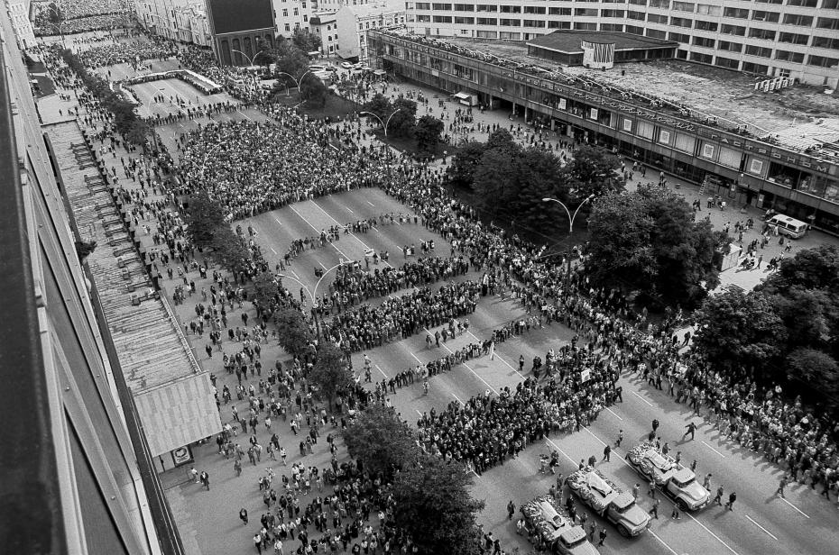 19 августа 1991 года в Москве объявлено чрезвычайное положение, в город введены войска и техника