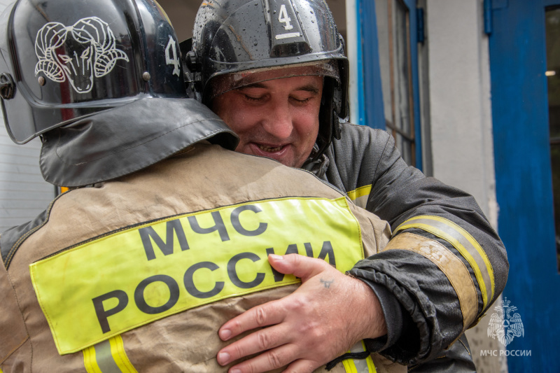 Окатили водой, оглушили аплодисментами: севастопольского огнеборца Дмитрия Суслякова проводили на пенсию