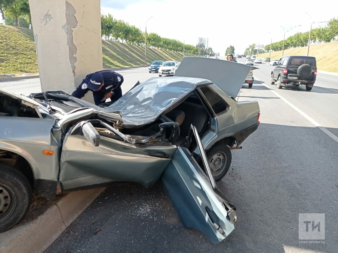 Новости наб челнов сегодня последние свежие события. Авария на Хасана Туфана в Набережных Челнах. Перевернутый автомобиль.