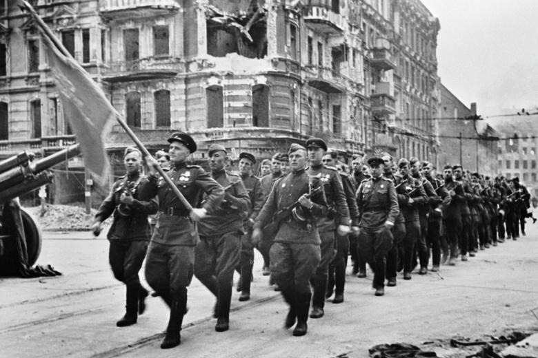 Парад Победы союзных войск во Второй мировой войне 7 сентября 1945 года у Бранденбургских ворот в Берлине