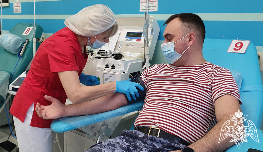 Росгвардейцы в Тюмени пополнили банк крови и поздравили медиков с Национальным днём донора