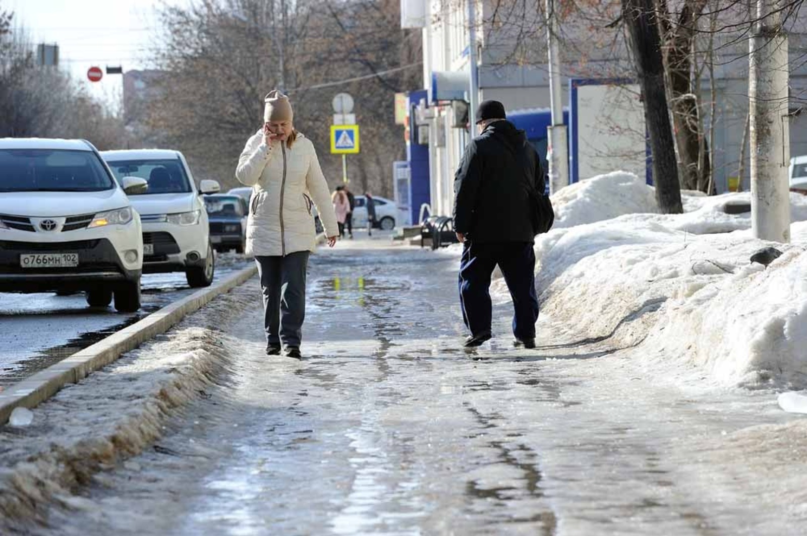 Гололед будет. Гололед. Скользкие дороги.