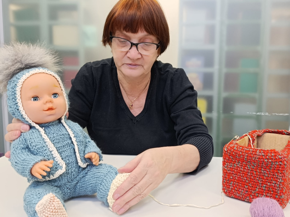 Идеальный антистресс: творческий клуб в Видном вяжет вещи куклам и хорошее настроение