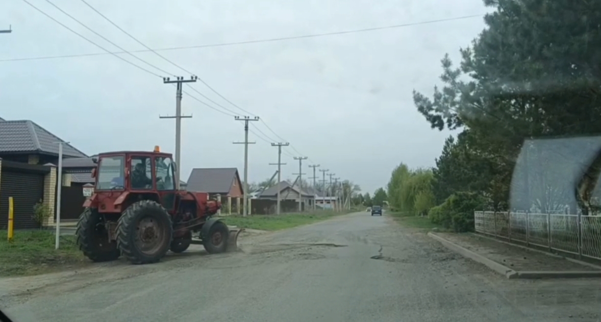 Ремонт дороги в селе 9 Января, фото: стоп-кадр «Кровавое Воскресенье»
