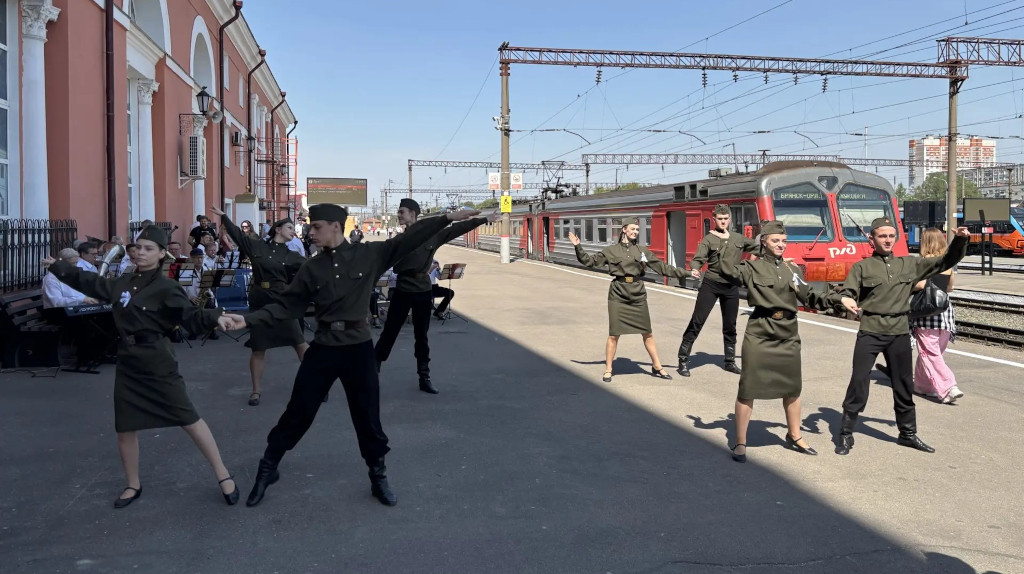 Перрон брянского вокзала превратился в праздничную танцевальную площадку