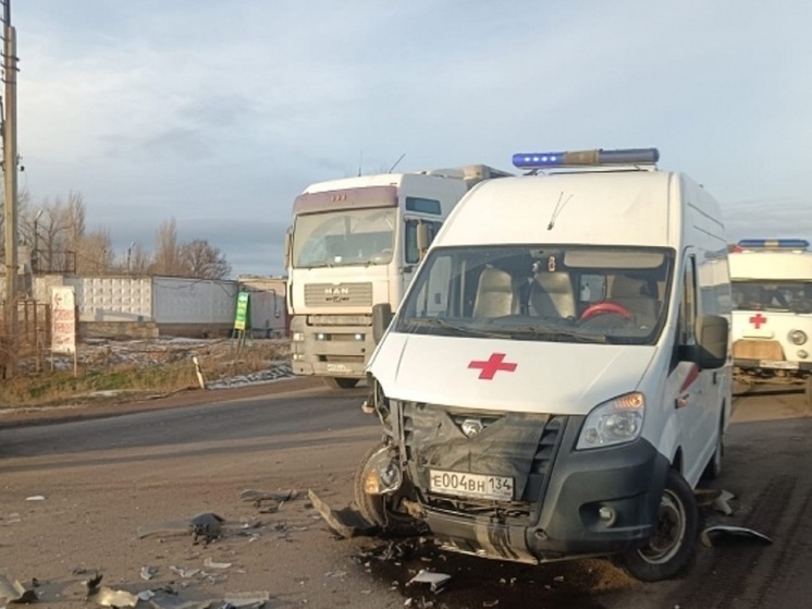  Скорая с пациентами разбилась в лобовом ДТП на трассе под Волгоградом