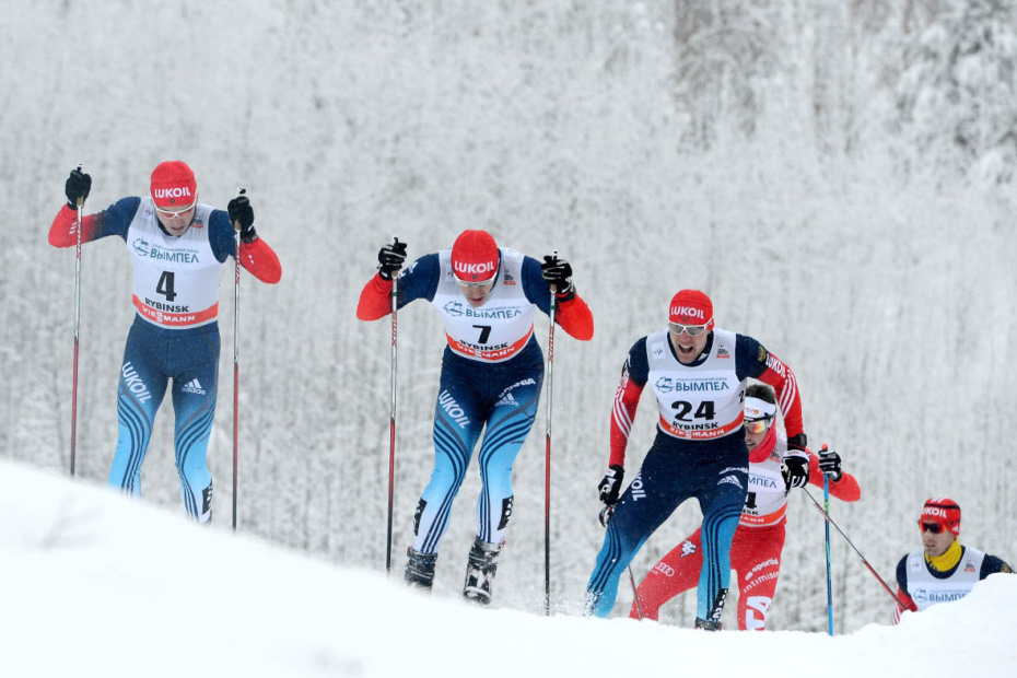 Андрей Парфенов (Россия), Николай Морилов (Россия) и Александр Панжинский (Россия) (слева направо) во время полуфинала спринтерской гонки свободным стилем среди мужчин на Х этапе Кубка мира по лыжным гонкам в Рыбинске
