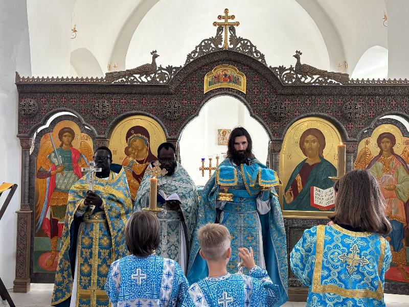 Чернокожие батюшки впервые отслужили литургию в храме Подмосковья