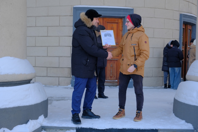 Ректор СГУПСа награждает в День студента