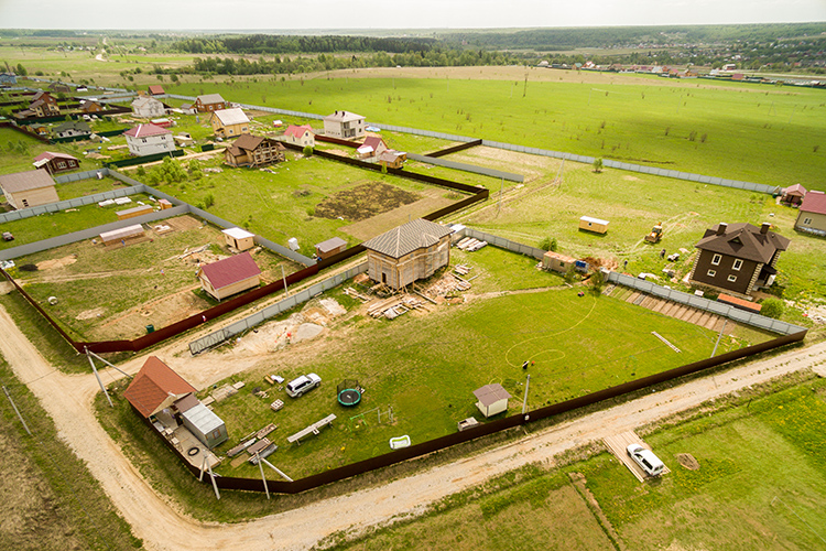 В столице РТ многодетным дают участки, к примеру, в Каймарах Высокогорского района: по оценкам ASG, средняя цена сотки — 273 тыс. рублей. Цены участков варьируются от 1,2 млн до 2,7 млн рублей, но в среднем речь о 1,7 млн рублей