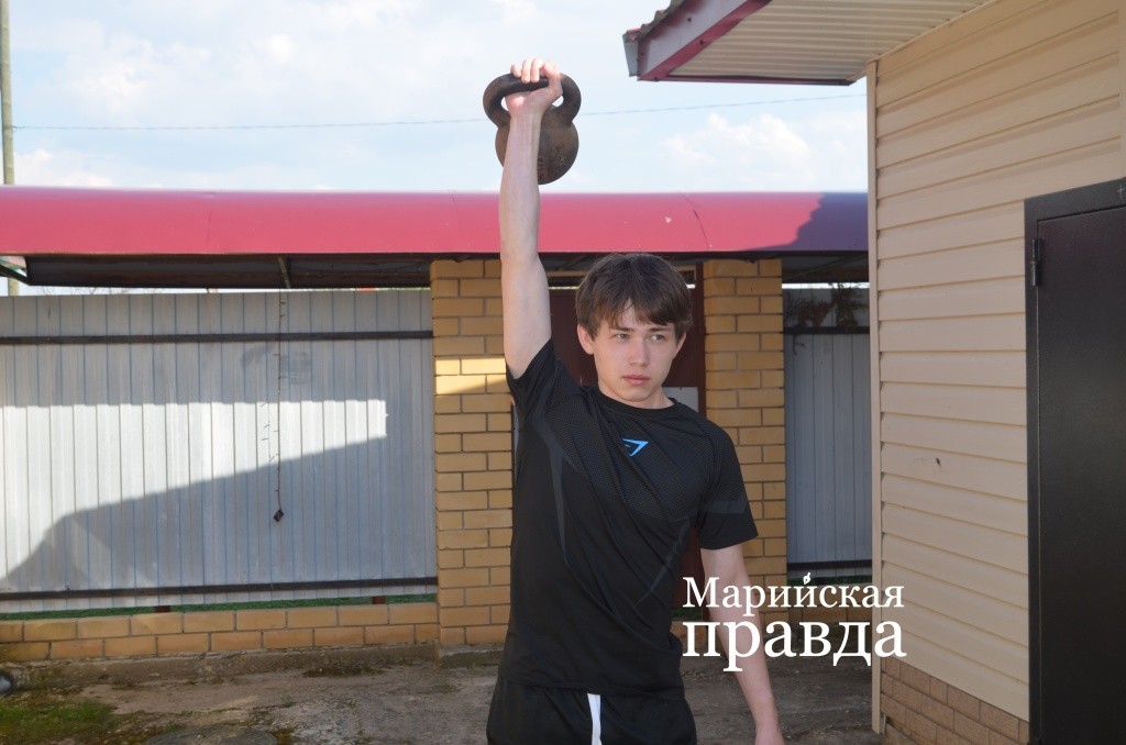 Рома давно уже подружился с гирями 1.jpg