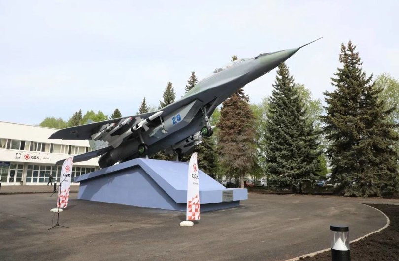 В Уфе открыли памятник «Истребитель МиГ-29УБ»