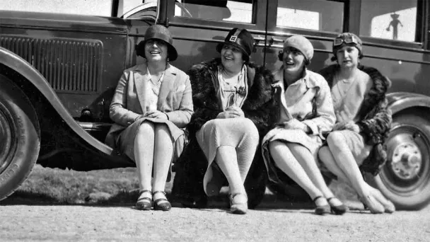 Любительницы больших скоростей перед «Фордом». Середина 1920‐х. (Фото из архива О. А. Хорошиловой)